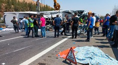 Tragická nehoda viacerých vozidiel v obľúbenej dovolenkovej destinácii. Zomrelo najmenej 15 ľudí