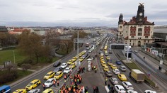 Pražskí taxikári zablokovali magistrálu. Dôvodom je Uber