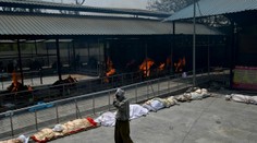 FOTO: Mŕtvych v Indii nestíhajú spaľovať. Telá ukladajú na ulicu pred kremáciou