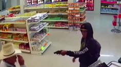 Kovboj si dal dolu okuliare a zložil ozbrojeného lupiča za pár sekúnd