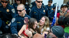 Koronavírus vo svete: V USA pribudlo 2 500 obetí, opatrenia sa stretávajú s násilnou odozvou