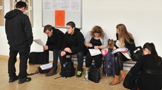 Univerzity prijímajú aj študentov, ktorí by v minulosti pohoreli. Inak by prišli o peniaze