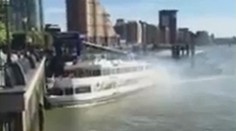 Luxusná vyhliadková loď nabúrala v Londýne do prístavného móla