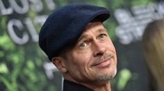 Brad Pitt si lieči zlomené srdce. Flirtovať má s veľmi známou kráskou