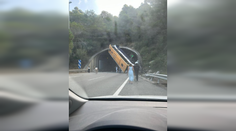 VIDEO: Hrozivo vyzerajúca nehoda autobusu v Španielsku. Prevrátil sa pred vstupom do tunela