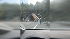 VIDEO: Hrozivo vyzerajúca nehoda autobusu v Španielsku. Prevrátil sa pred vstupom do tunela