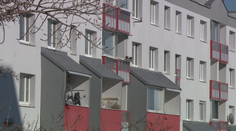 Sú výhodnejšie ako hypotéka, no je ich ako šafranu. Záujem o ne opäť rastie