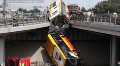 VIDEO: Vo Varšave sa z mosta zrútil autobus a rozlomil sa na dve časti, zahynul jeden človek