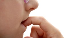 Hrýzla si nechty a jedla vlasy. Túto obriu guču jej vytiahli z brucha