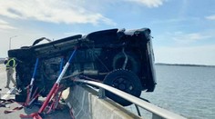 Neuveriteľná záchrana: Batoľa po vážnej nehode vyletelo z auta do mora, skočil za ním odvážlivec