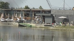 Plážový komplex pri Piešťanoch vyrástol bez povolení: Investori všetky výzvy ignorujú