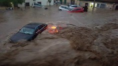 V obľúbenej dovolenkovej destinácii plávali autá ulicami