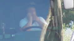 VIDEO: V jednej ruke telefón, v druhej cigareta. Policajti nachytali nezodpovedného vodiča autobusu