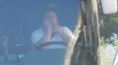 VIDEO: V jednej ruke telefón, v druhej cigareta. Policajti nachytali nezodpovedného vodiča autobusu
