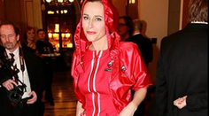 Ďalšia česká pohroma? Červené šuštiakové šaty vyvolali rozruch