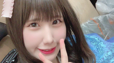 Muž zaútočil na mladú speváčku. Vystopoval ju podľa odrazu z jej očí na selfie fotkách