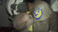 Záchranár sa rozplakal potom, ako v troskách zbombardovaného domu našiel bábätko