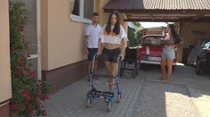 Bojovníčka Miška, ktorá ochrnula na Cypre, na sebe tvrdo pracuje. Snaží sa vyvrátiť teóriu lekárov
