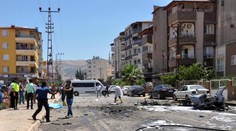 Pri výbuchu auta zahynuli v Turecku tri osoby, prezident Erdogan hovorí o terorizme