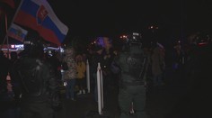 Konvoj americkej armády vstúpil na územie Slovenska, na hraniciach ho čakala skupina protestujúcich ľudí