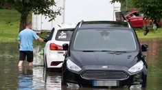 Za volantom buďte mimoriadne opatrní. Toto sú základné pravidlá bezpečnej jazdy v extrémnom počasí