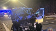 FOTO: Tragická nehoda na D2 má obeť i zranených. V havarovanej dodávke viezli aj 16 psov