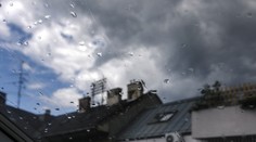 Dážď zalial Slovensko. Búrky neutíchajú, meteorológovia varujú pred zhoršením počasia