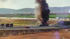 Požiar kamióna na diaľnici D4. Doprava je obmedzená