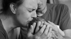 Najsmutnejšie fotky na svete! Rodičia s bábätkami, o ktoré prišli