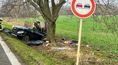 Tragédia pri Nitre: Náraz do stromu neprežil 38-ročný vodič, z auta zostal vrak