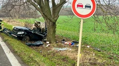 Tragédia pri Nitre: Náraz do stromu neprežil 38-ročný vodič, z auta zostal vrak