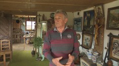 V jeho rukách staré veci opäť ožívajú. Svoj dom premenil na súkromnú galériu