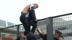 Zamestnanci dotrhali manažérom šaty. Polonahí preskakovali plot