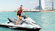 Sexy milionár vám ponúka prácu snov: Stačí toto a zarobíte 46-tisíc eur ročne