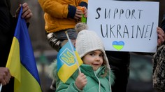 V desiatkach miest v Rusku ľudia protestovali proti útoku na Ukrajinu