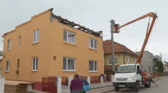 Nevedia, či skôr upratovať alebo opravovať. Východ sa spamätáva z búrok, niektoré domácnosti sú stále bez elektriny
