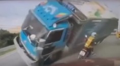 VIDEO: Na ženu na motorke sa vo veľkej rýchlosti prevrátil kamión. Ako zázrakom unikla istej smrti