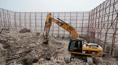 Symbol brutality padol. V Mariupole zbúrali zničené činoherné divadlo