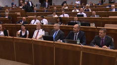 V parlamente bolo rušno, nechýbali pokriky a búchanie do stola (prehľad dňa)