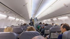 Smrť na palube lietadla. Mŕtvu pasažierku viezli 13 hodín, cestujúci cítili zápach