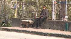 Tých, ktorí nepracujú a poberajú dávky, chce štát ešte viac finančne motivovať