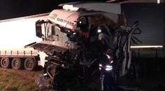 Zrážka kamiónov v okrese Svidník ochromila dopravu, hasiči ratovali muža zakliesneného v kabíne