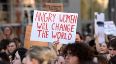 FOTO+VIDEO: Študent znásilnil mladé dievča, no do väzenia nepôjde. Súd mu nechcel pokaziť kariéru, spoločnosť sa búri