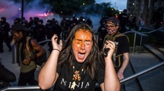 Chemikálie, ktoré policajti v USA používajú na protestoch, prispievajú k šíreniu koronavírusu