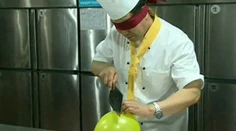 Majstrovský kuchár má úžasné schopnosti. Vy by ste si pokrájali prsty