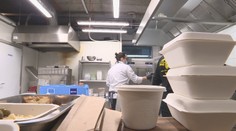 Zamestnanci očkovaní byť nemusia, zákazníci áno. Zamestnávatelia žiadajú zmenu