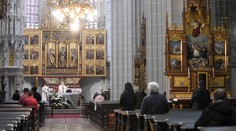 Nové nariadenia platia aj pre cirkev. Oddnes môže byť na omšiach len určitý počet ľudí