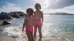 Deti mora. Táto rodina žije podobne ako vo filme Modrá lagúna