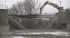 Obyvatelia Strážskeho sa dočkali. Začali búrať poškodený most, nový by mali postaviť do konca roka