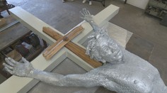 Kríž, ktorý bude súčasťou pápežovej omše v Šaštíne vyrobili z trosiek kostola, ktorý zničilo tornádo